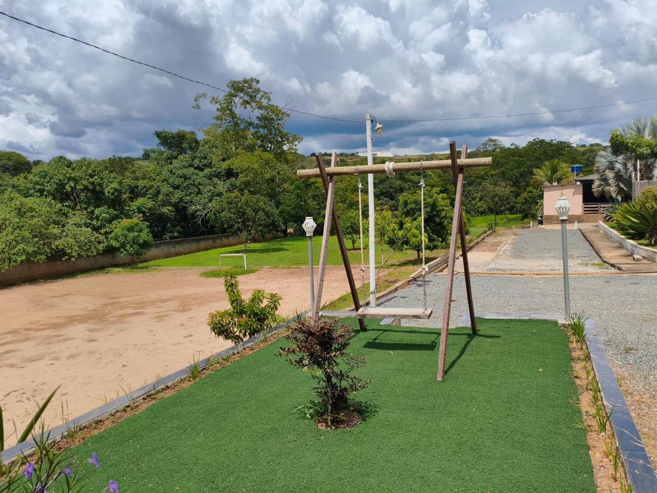 Área externa com balanço e jardim do Espaço Terapêutico Equalize