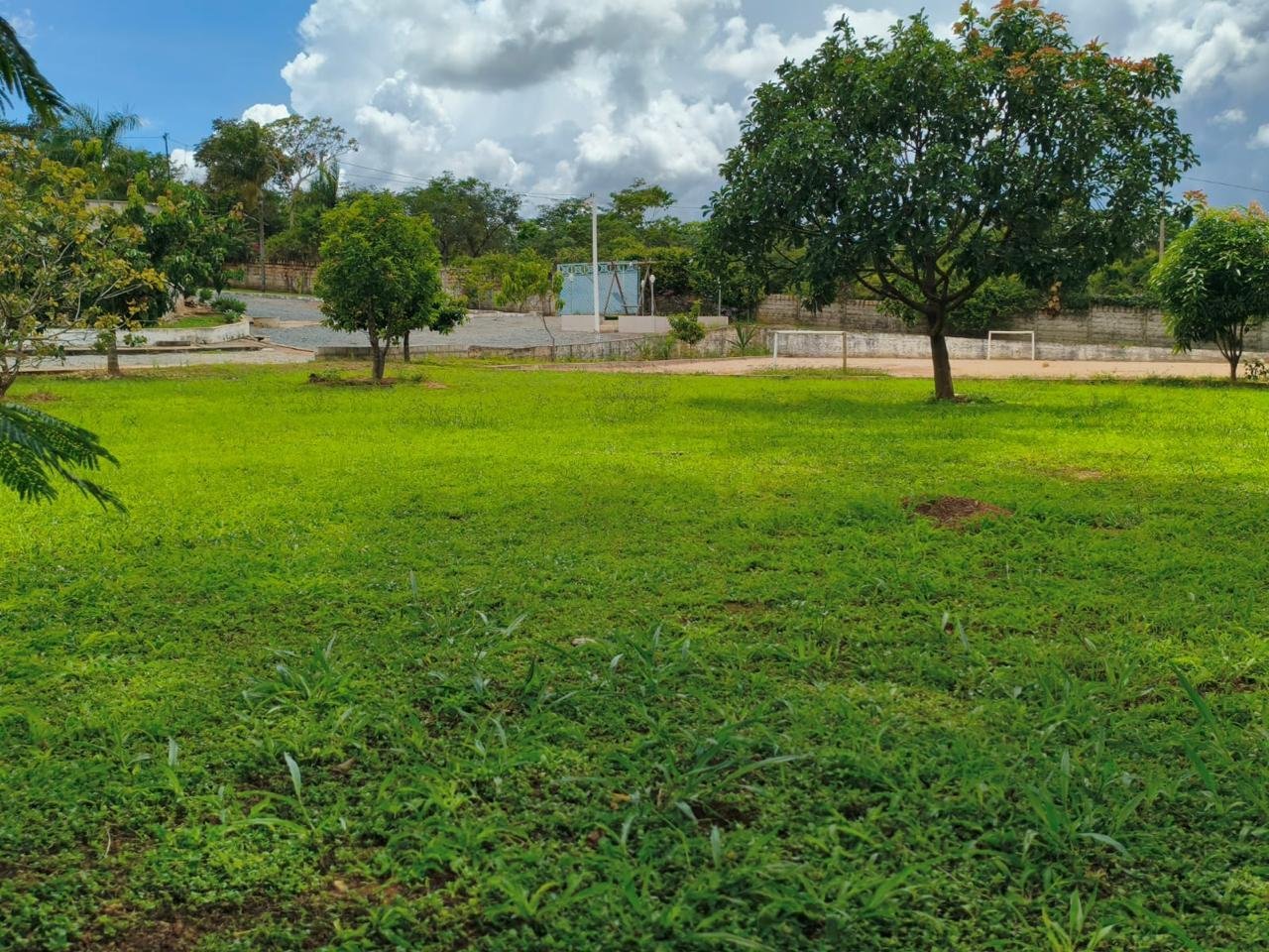 Campo e área aberta do Espaço Terapêutico Equalize