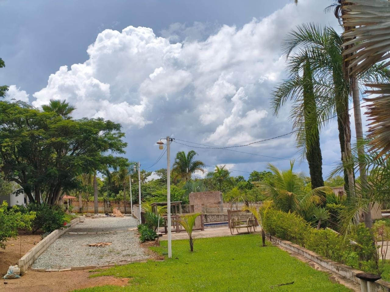 Caminhos internos e jardins do Espaço Terapêutico Equalize