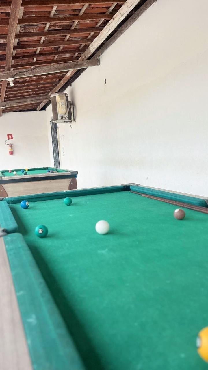 Sala de jogos com sinuca