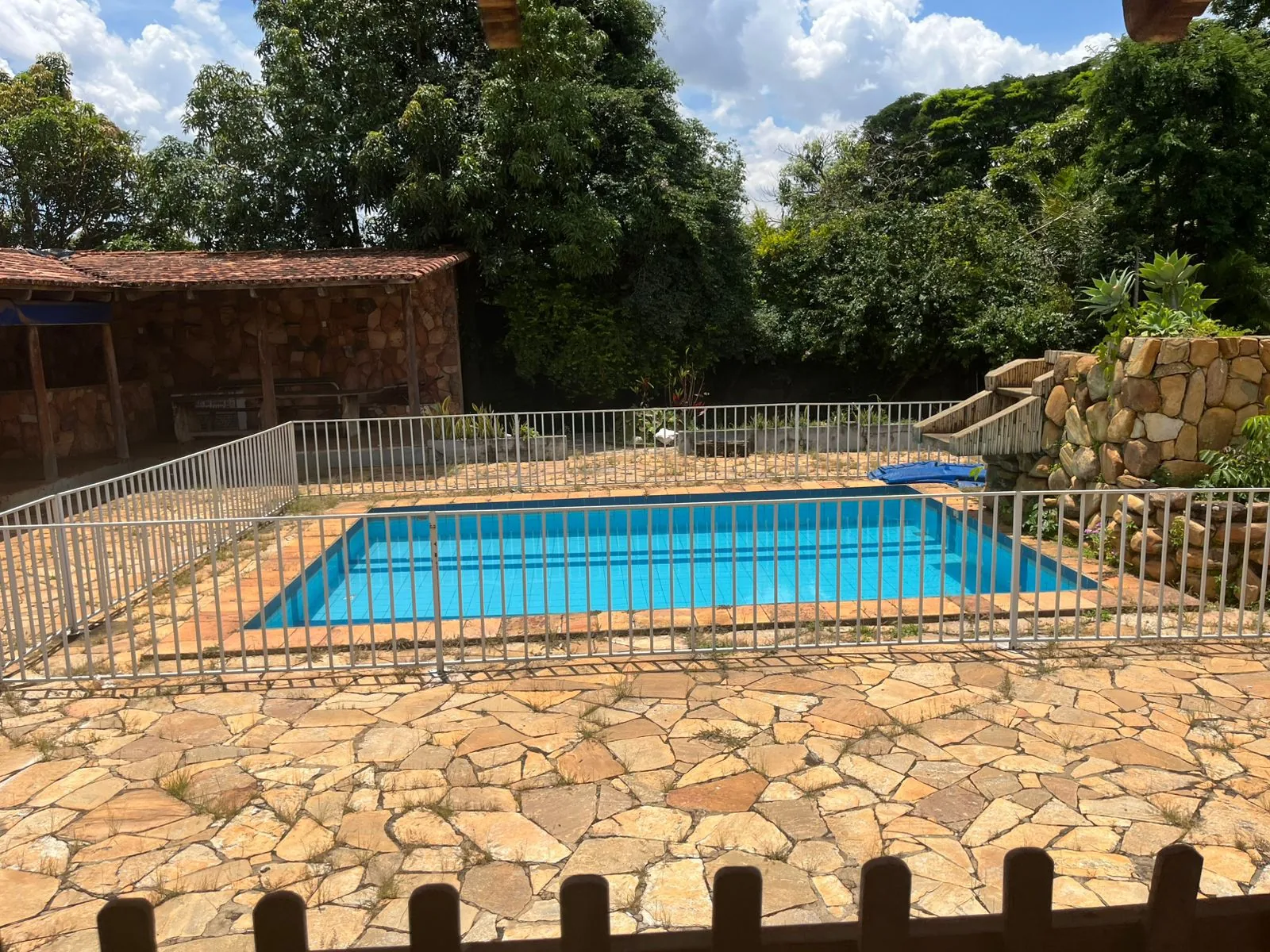 Área de piscina e convivência em espaço do Grupo Salvar Vidas
