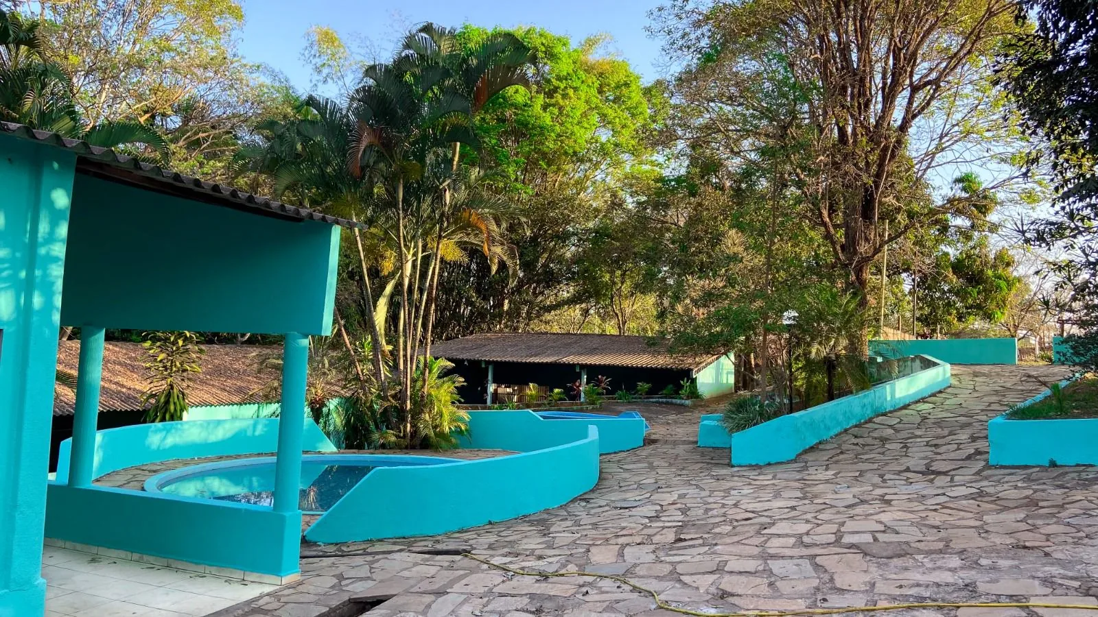 Espaço externo com espelho d’água e paisagismo do Green Park
