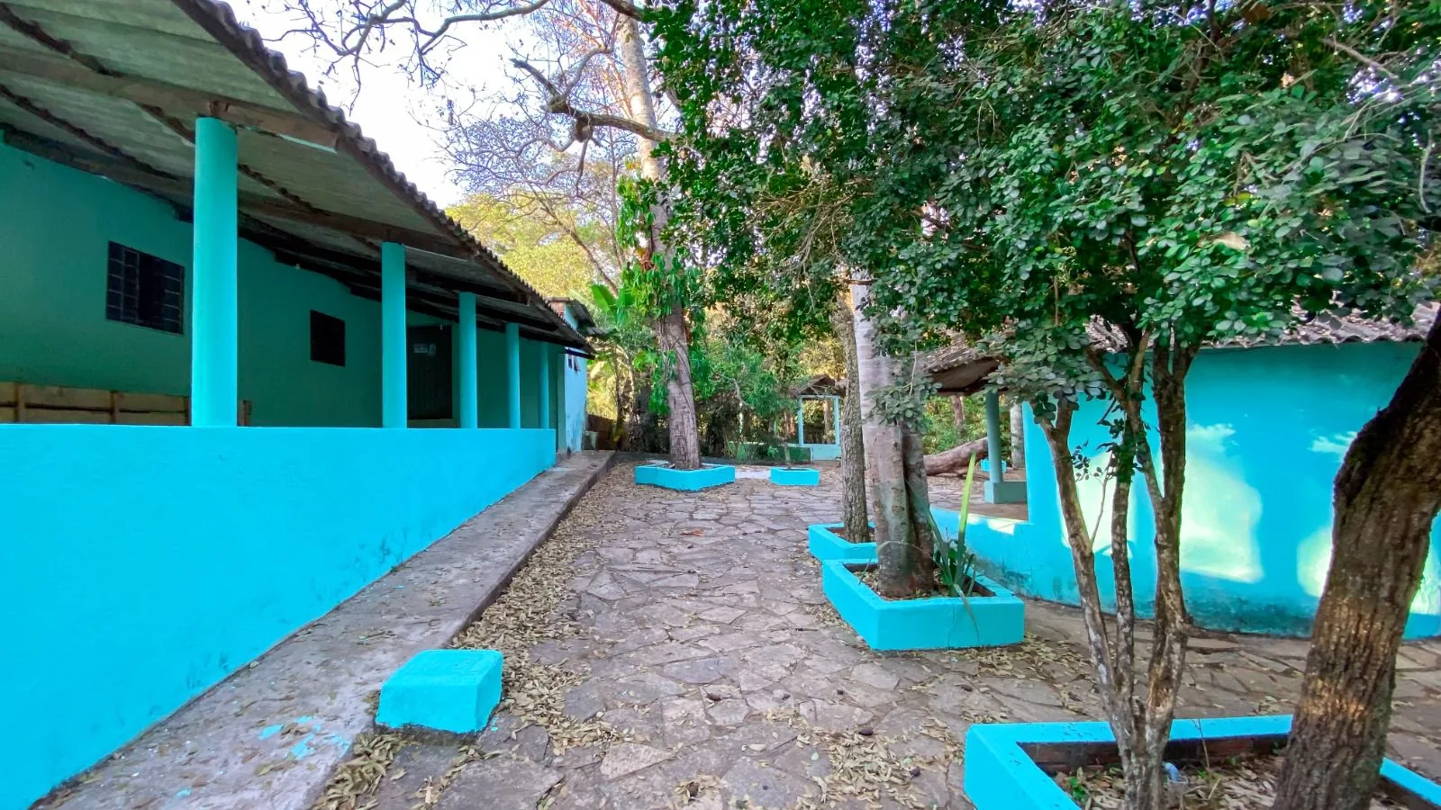 Área externa com jardins e estrutura de apoio do Centro Terapêutico Green Park