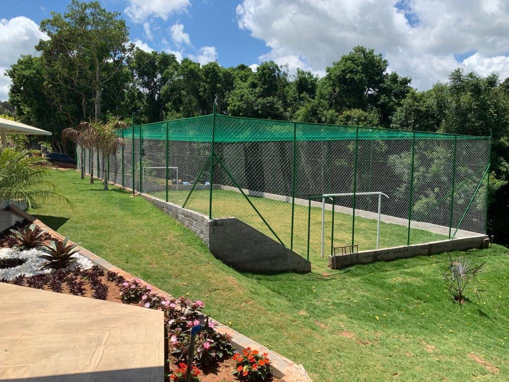 Campo de futebol cercado