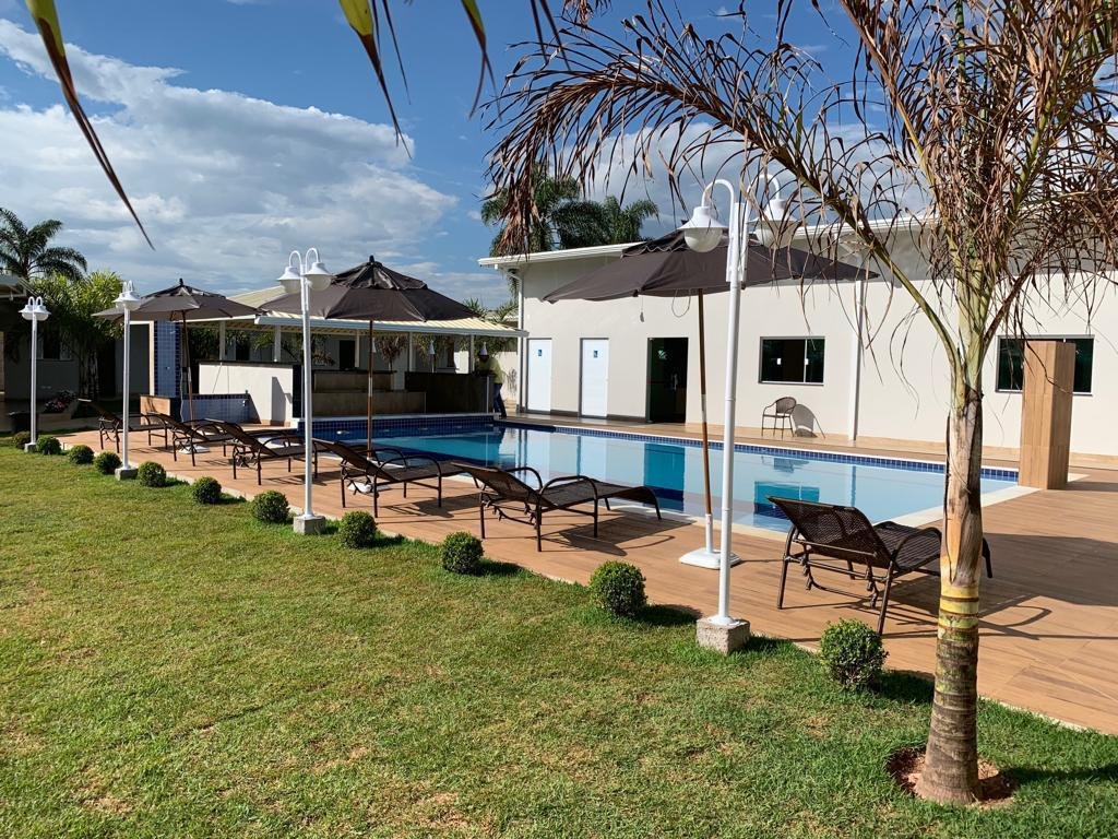 Área externa com piscina e ambiente terapêutico do Bella Prime
