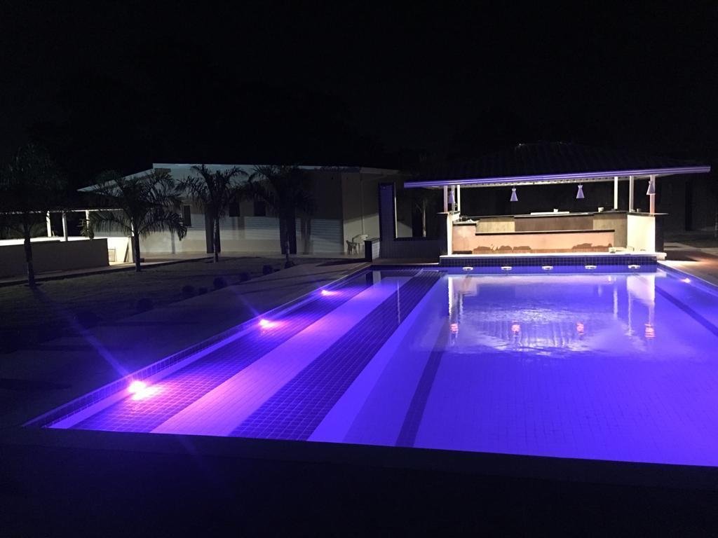 Piscina iluminada à noite