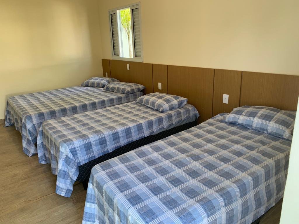 Quarto com três camas