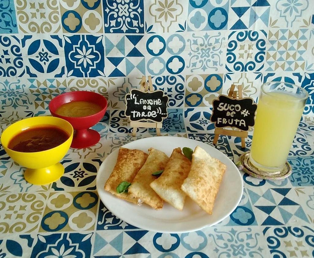 Prato com salgado e bebidas