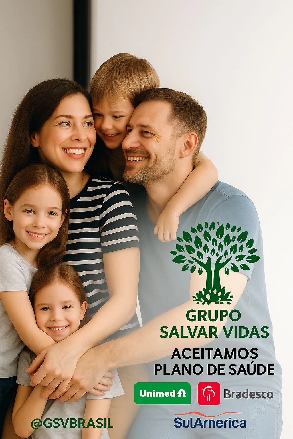 Família em imagem institucional do Grupo Salvar Vidas com foco em planos de saúde
